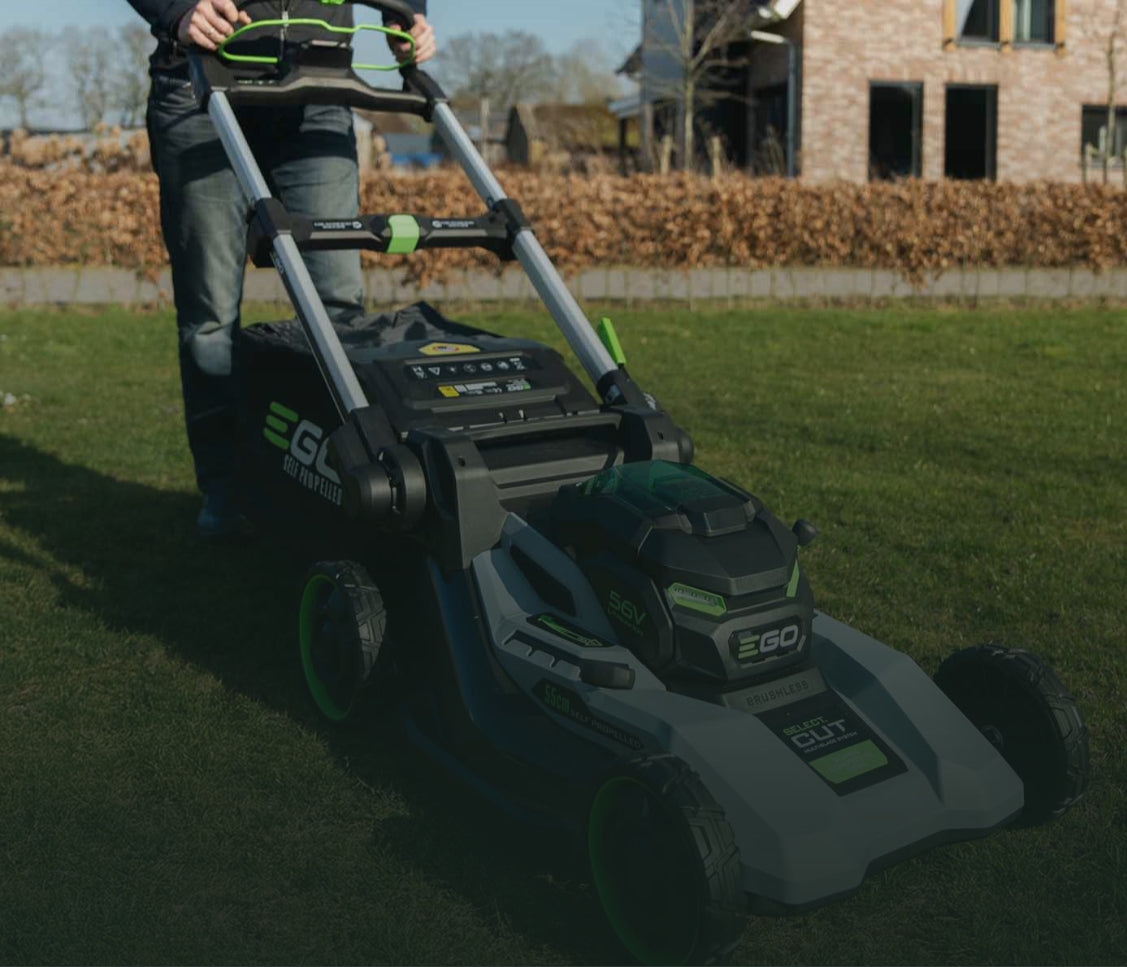 EGO accu-tuinmachine in gebruik in de tuin