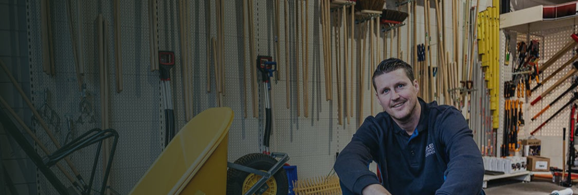 Tuingereedschap in de showroom