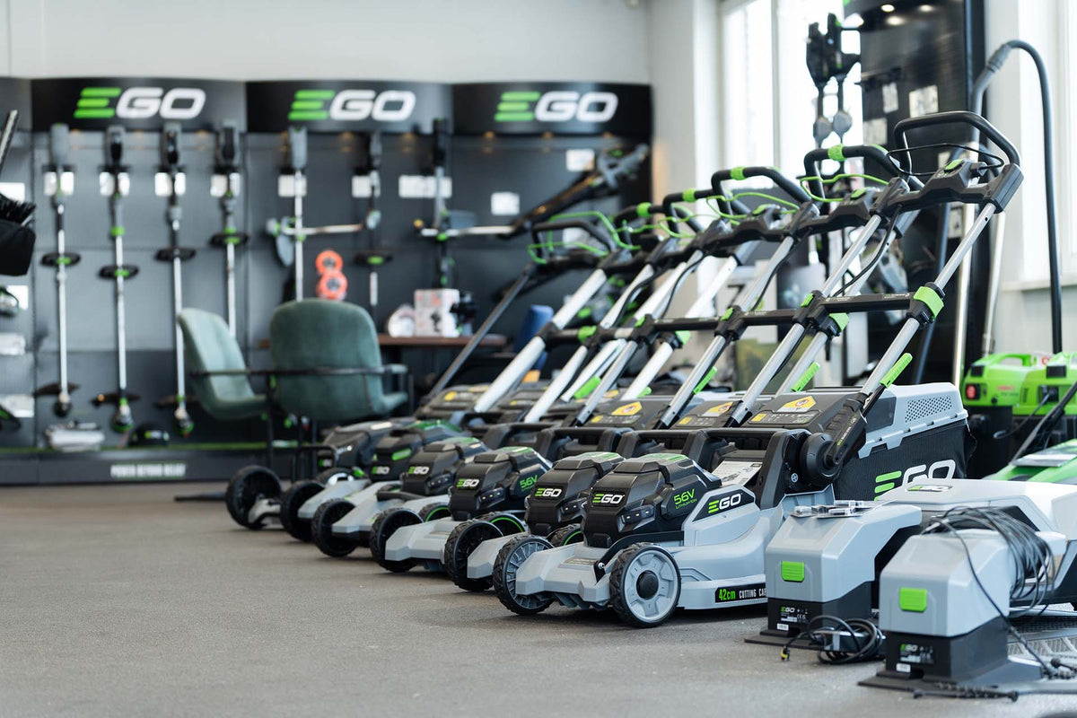 Video laden: EGO tuinmachines in de showroom van TuinEnParkOnline. Video over EGO accu-heggenscharen.